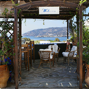 Le snack-bar avec vue sur Chrissopigi