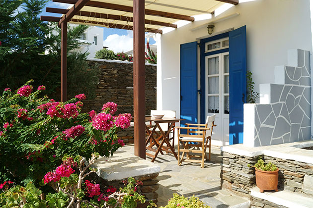 Une cour avec un bougainvilliers