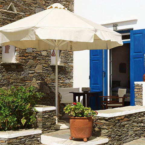 Un balcon d'une chambre à l'hôtel Fassolou