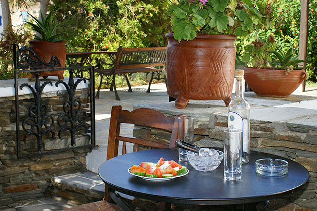 The snack bar of Fassolou hotel in Sifnos